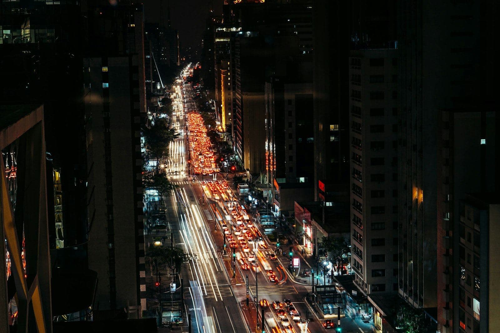 Avenida de São Paulo à noite, vista do alto, com luzes de carros